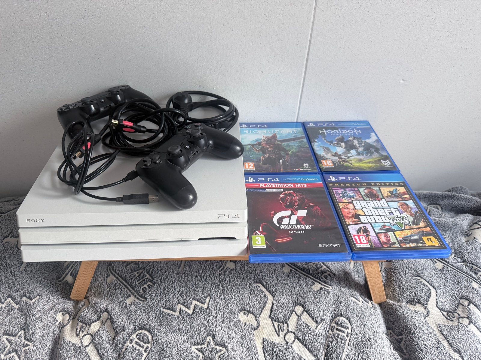 PlayStation 4 Pro Wit met 2 controllers en 4 games 1tb, Vanaf 18 jaar, Overige genres, 2 spelers, Eén computer