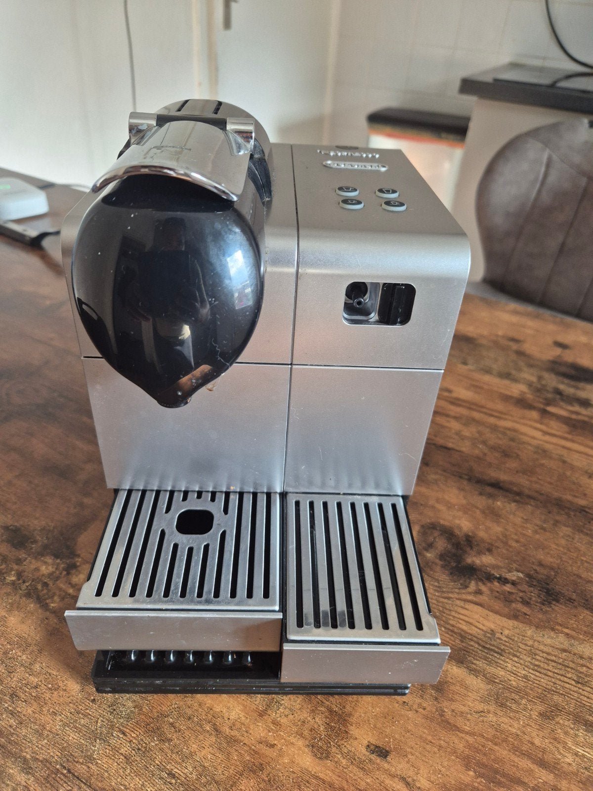 Nette Nespresso Delonghi koffie apparaat - nu 50 euro!, Gebruikt, Espresso apparaat, Ophalen of Verzenden, 1 kopje