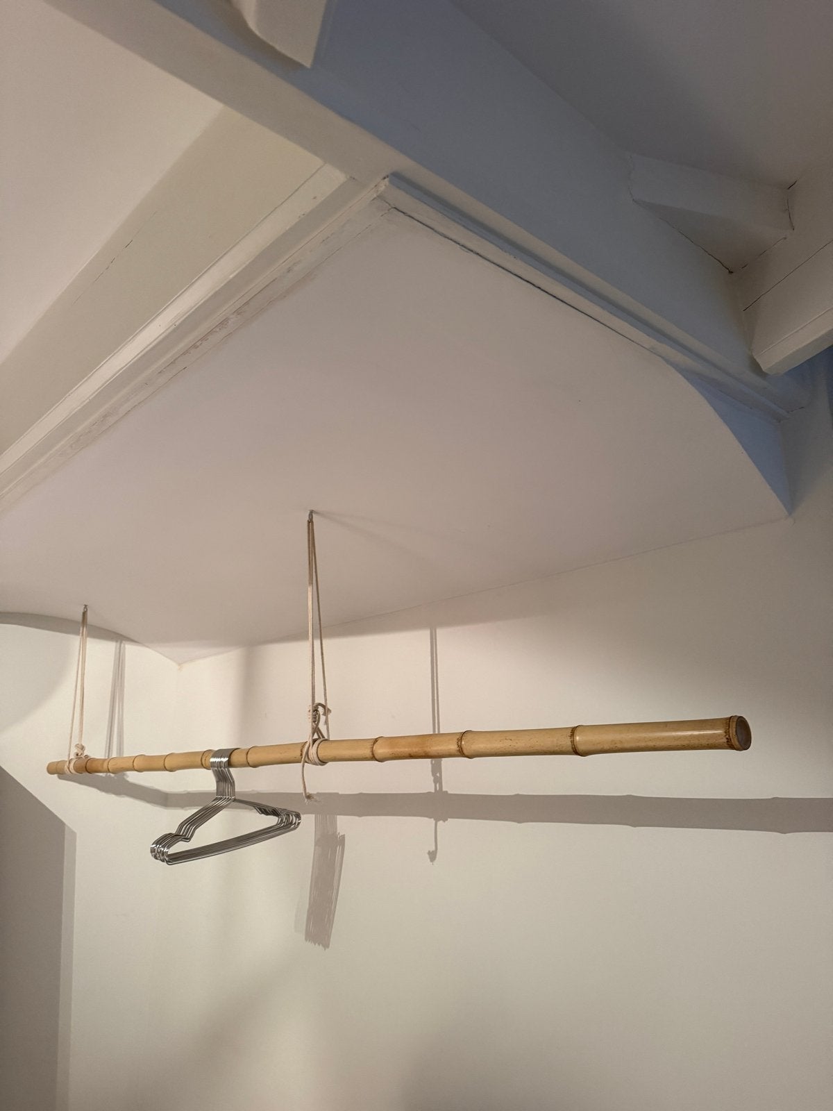 Bamboe kledingroede met hangers, Kleding | Dames, Kledingrekken, Ophalen of Verzenden, Gebruikt