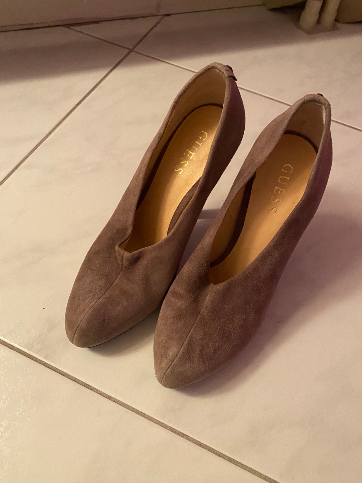 Guess pumps, Pumps, Ophalen of Verzenden, Zo goed als nieuw, Grijs