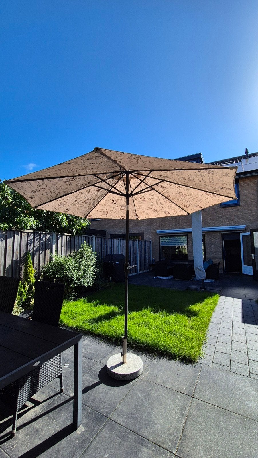 Te koop: (knik) parasol evt. met voet, Tuin en Terras, Ophalen, Gebruikt, Parasolvoet, Kantelbaar