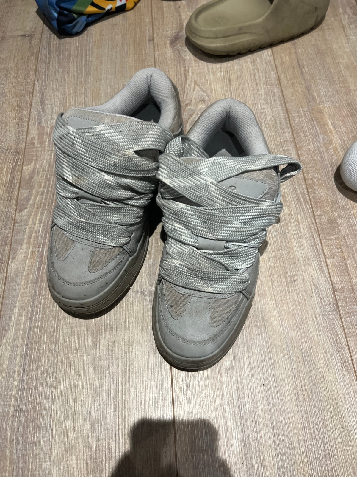 Gedragen grijze sneakers met brede veters, Ophalen, Gedragen, Grijs, Sneakers of Gympen