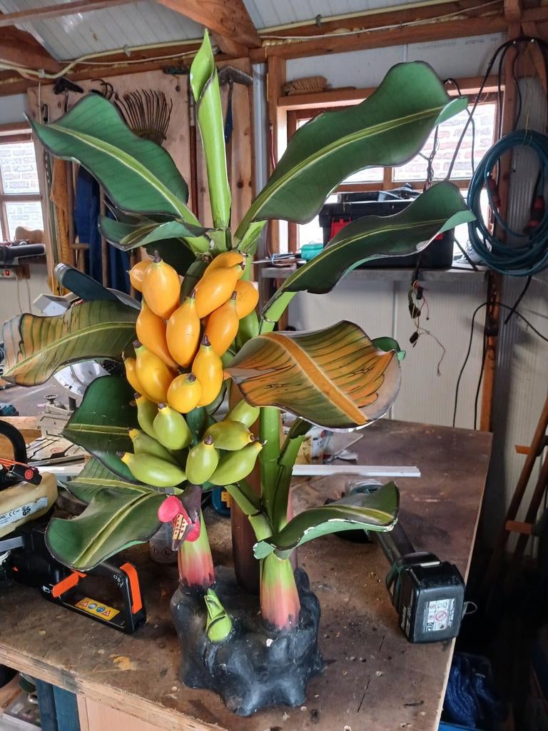 Houtsnijwerk bananenboom, Ophalen