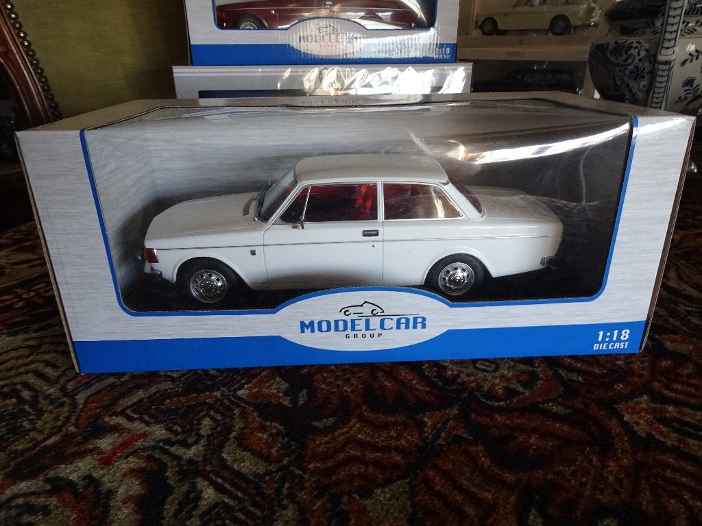 VOLVO 142 WHITE  LIMOSINE MCG 1;18 IN DE DOOS, Hobby en Vrije tijd, Modelauto's | 1:18, Ophalen of Verzenden, Zo goed als nieuw