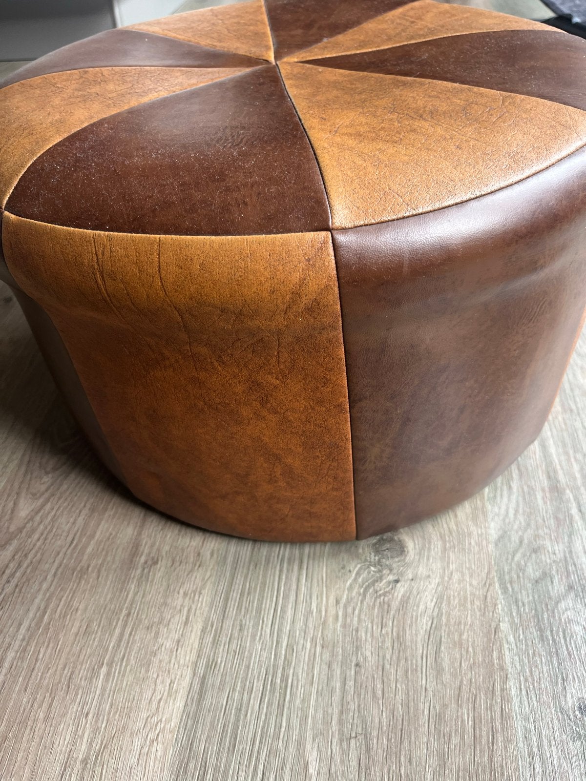 Vintage poef bruin/cognac leer, Huis en Inrichting, Banken | Voetenbanken en Poefen, Ophalen, Gebruikt, Rond, Leer