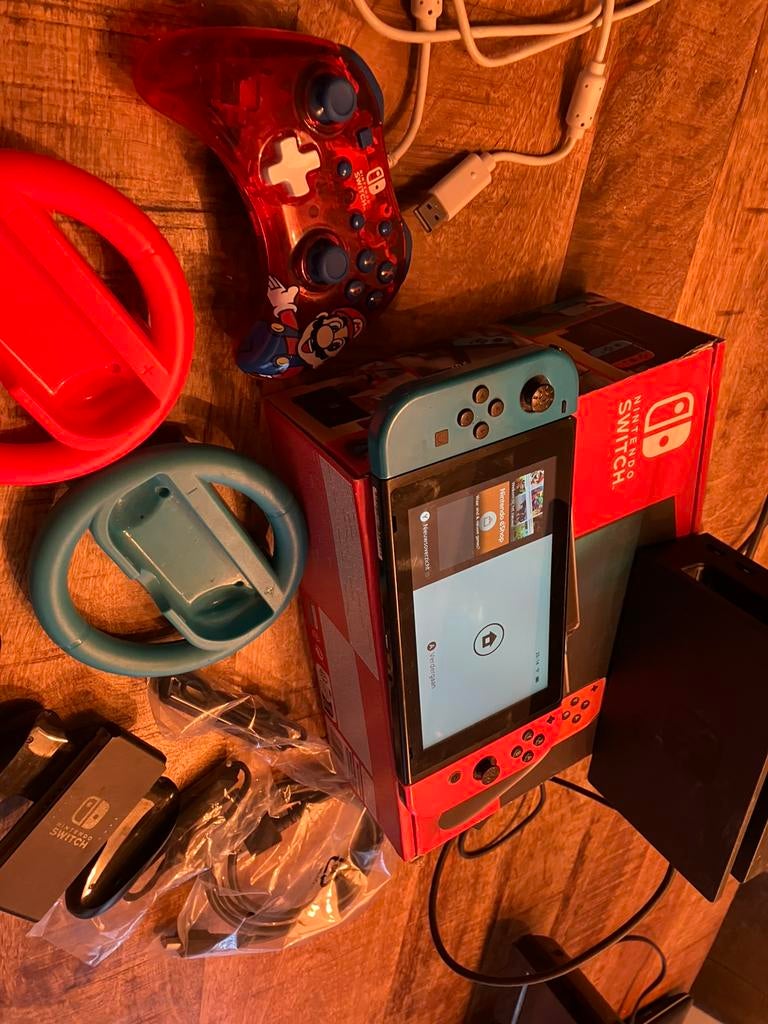Nintendo Switch + extra controller + accessoires | in doos, Spelcomputers en Games, Spelcomputers | Nintendo Switch, Zo goed als nieuw