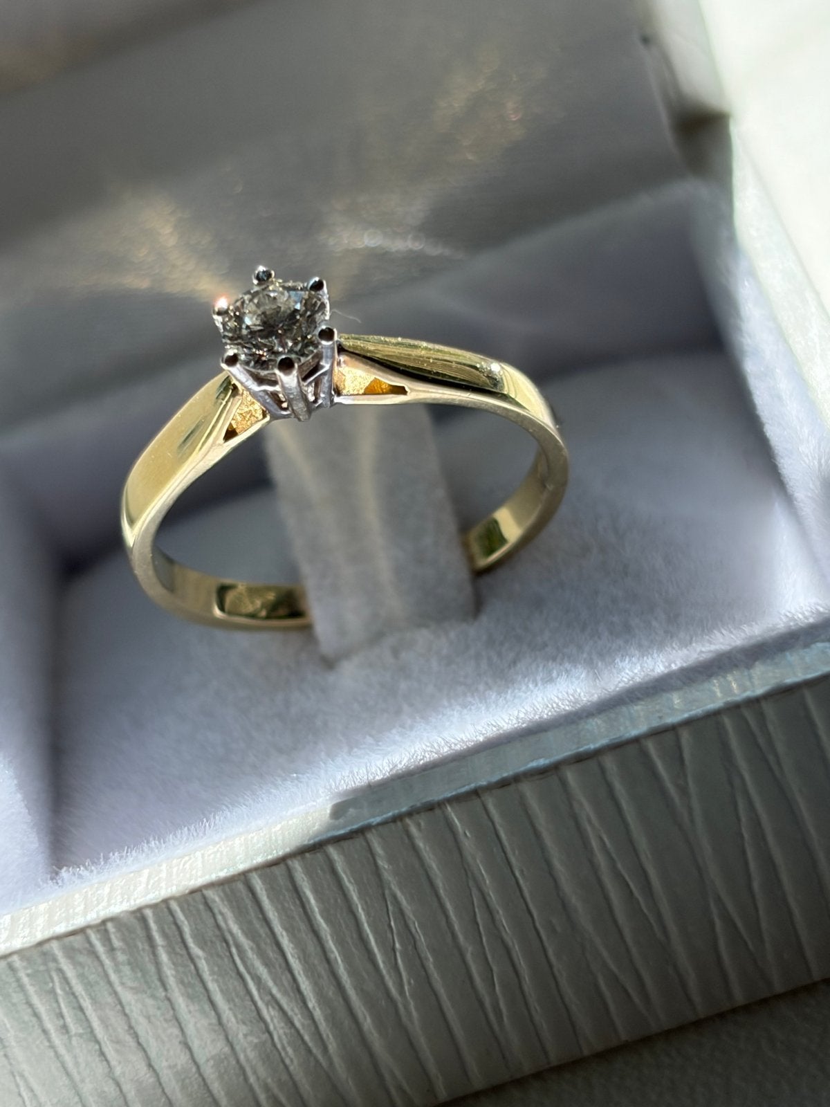 Gouden bicolor solitair ring met diamant, Nieuw, Ophalen of Verzenden, 17 tot 18, Met edelsteen