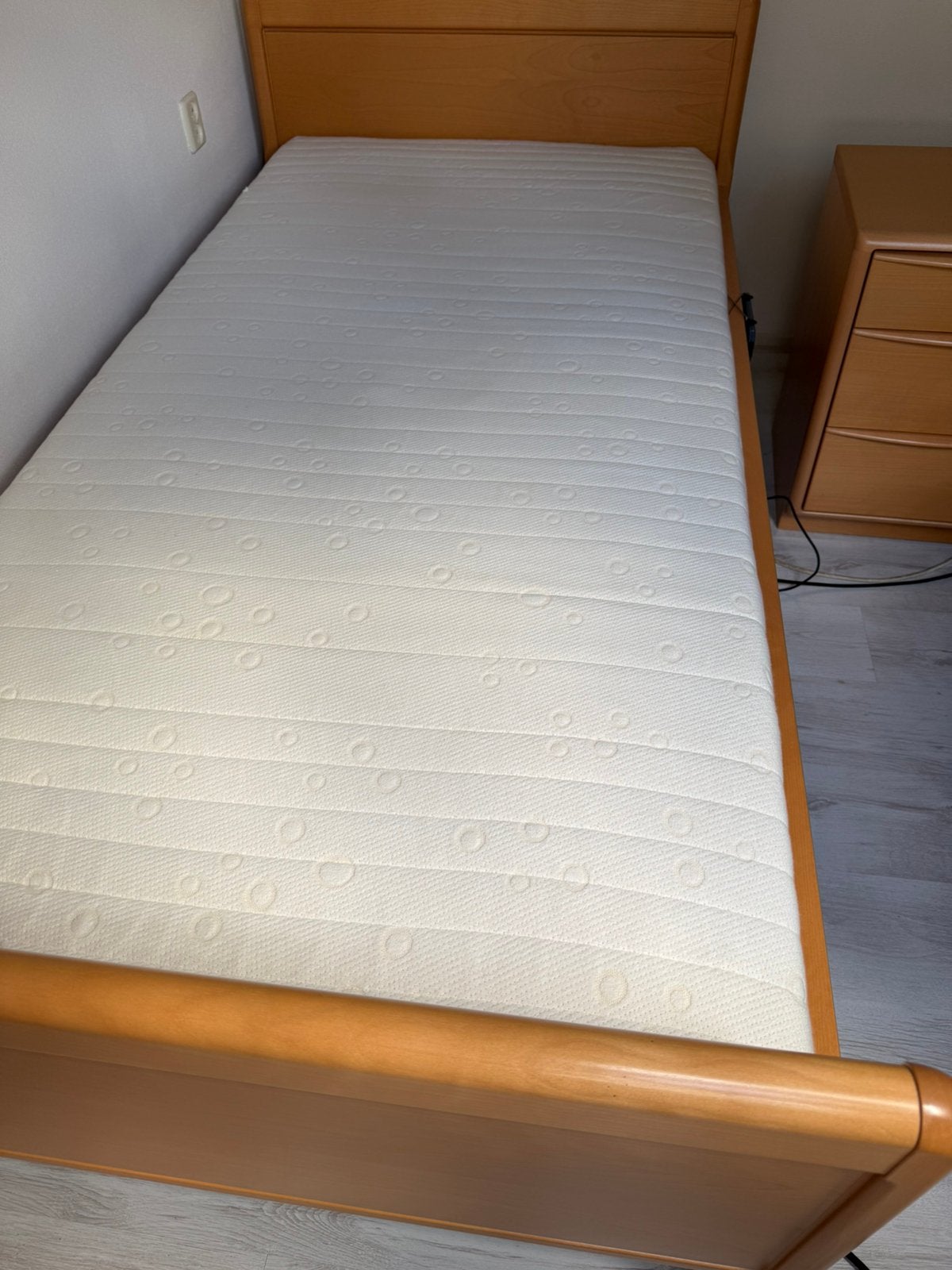 1 persoons elektrische bed, Huis en Inrichting, Ophalen, Overige maten, Hout, Verstelbaar