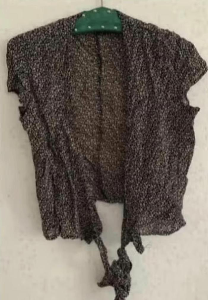 Zwarte top, tuniek, blouse witte bloemetjes; overslag; Small, Ophalen of Verzenden, Zo goed als nieuw, Maat 36 (S), Zwart