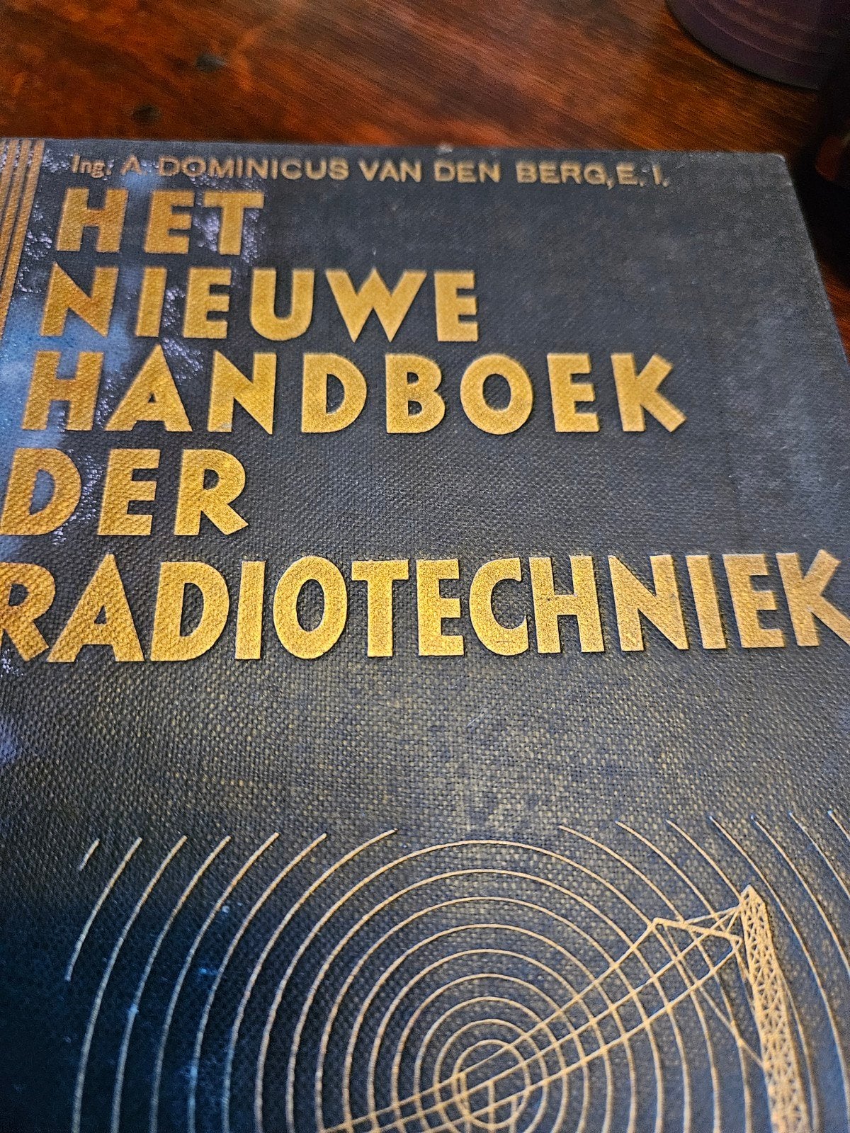 Het Nieuwe Handboek der Radiotechniek 1932, Ophalen of Verzenden, Gelezen, Elektrotechniek, A. Dominicus van den Berg