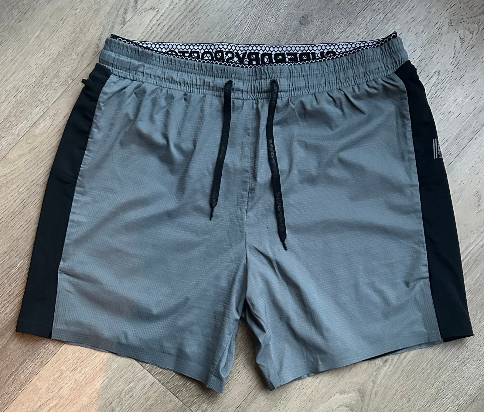 Superdry sportshort; dubbel gelaagde short (2 in 1), maat L, Maat 52/54 (L), Verzenden, Zo goed als nieuw, Grijs