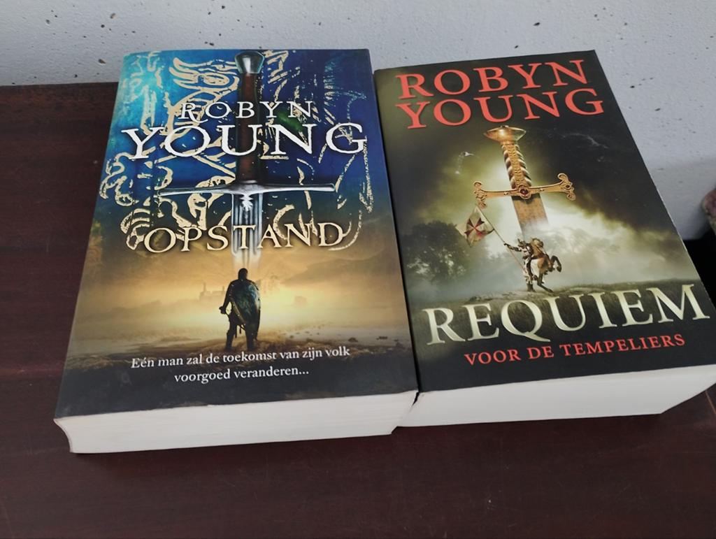 Robyn Young - Kruistocht, Opstand en Requiem (3 boeken), Ophalen of Verzenden, Gelezen, Robyn Young, Nederland