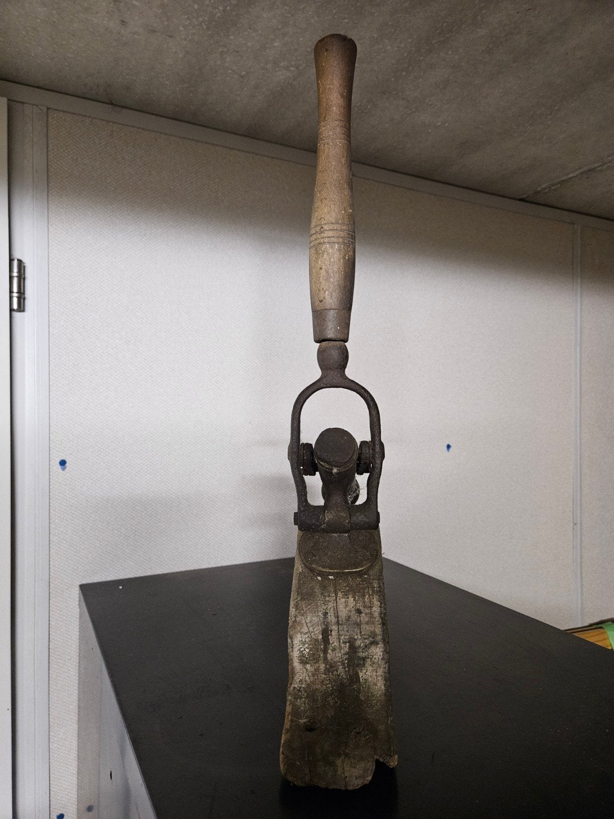 Antieke kurketrekker op houten voet, Ophalen