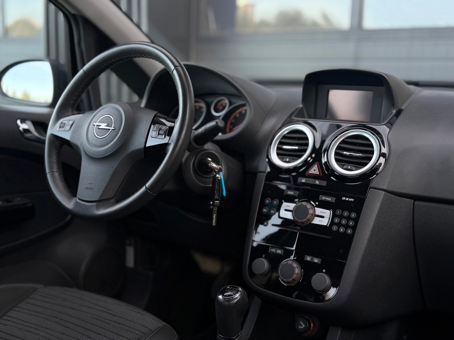Foto 2 van Opel Corsa 1.2-16V Berlin | Airco | Elek ramen | Zeer netjes