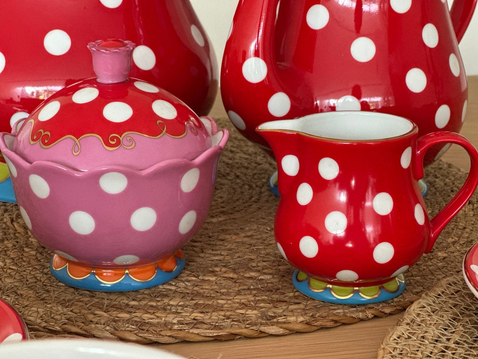 Foto 3 van Oilily servies rood met witte stippen - theepot, suikerpot,