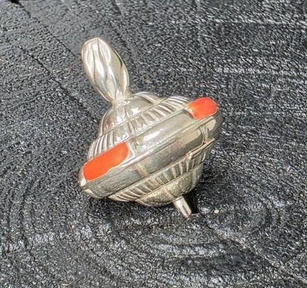 Zilveren tolletje met rode emaille, Antiek en Kunst, Verzenden, Zilver