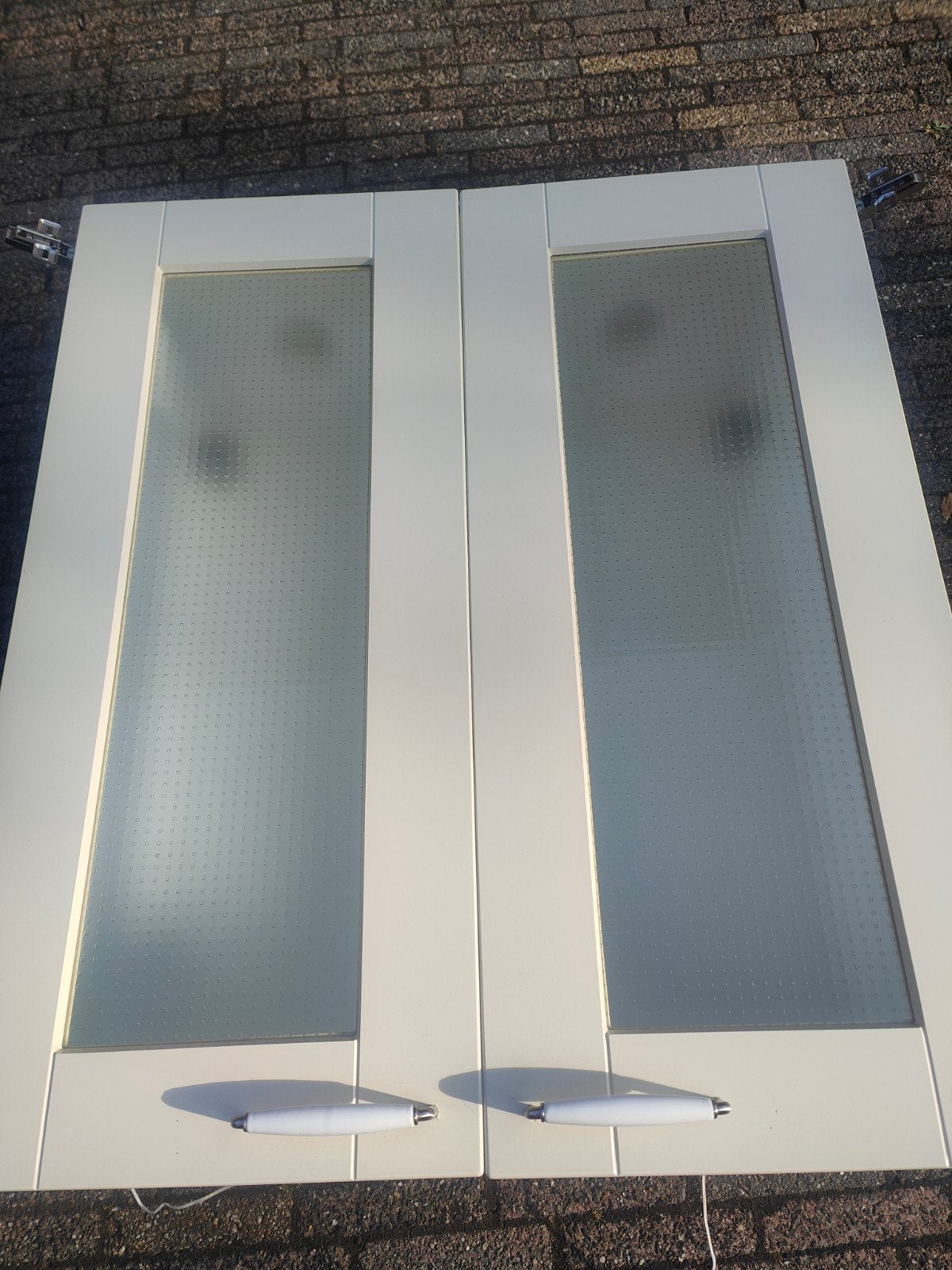 Witte keukenkast en deurtjes met glasplaten, Ophalen