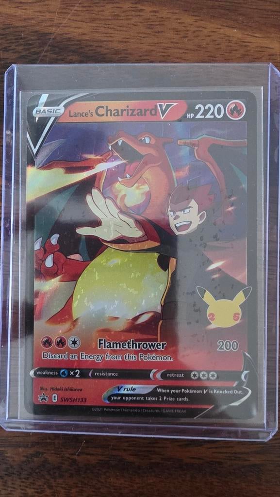 Lance's Charizard V PROMO E SWSH133 - Gesleeved, Hobby en Vrije tijd, Verzamelkaartspellen | Pokémon, Zo goed als nieuw, Losse kaart