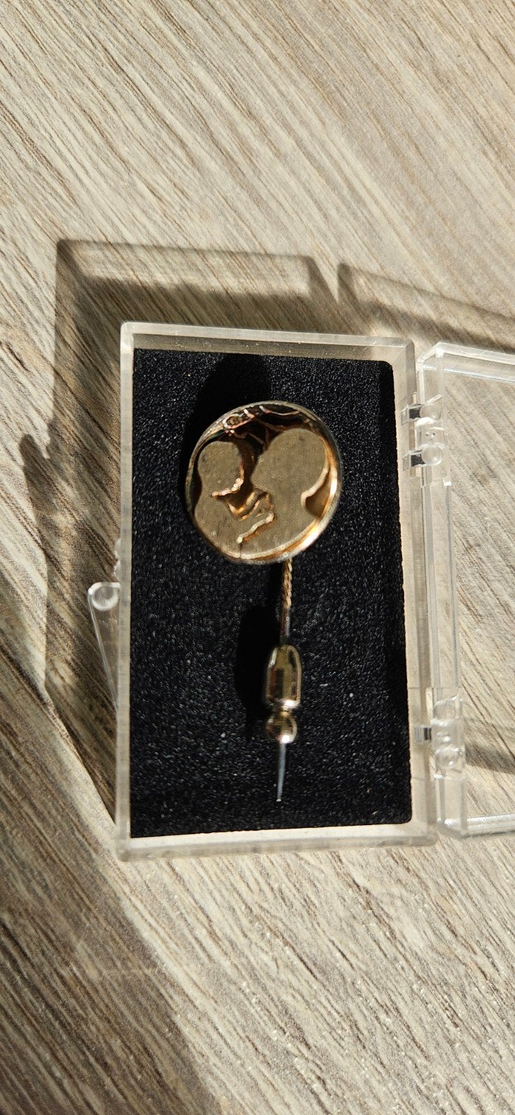 Vintage goudkleurige speld / broche – Moeder & Kind symbool, Verzamelen, Ophalen of Verzenden, Nieuw, Speldje of Pin