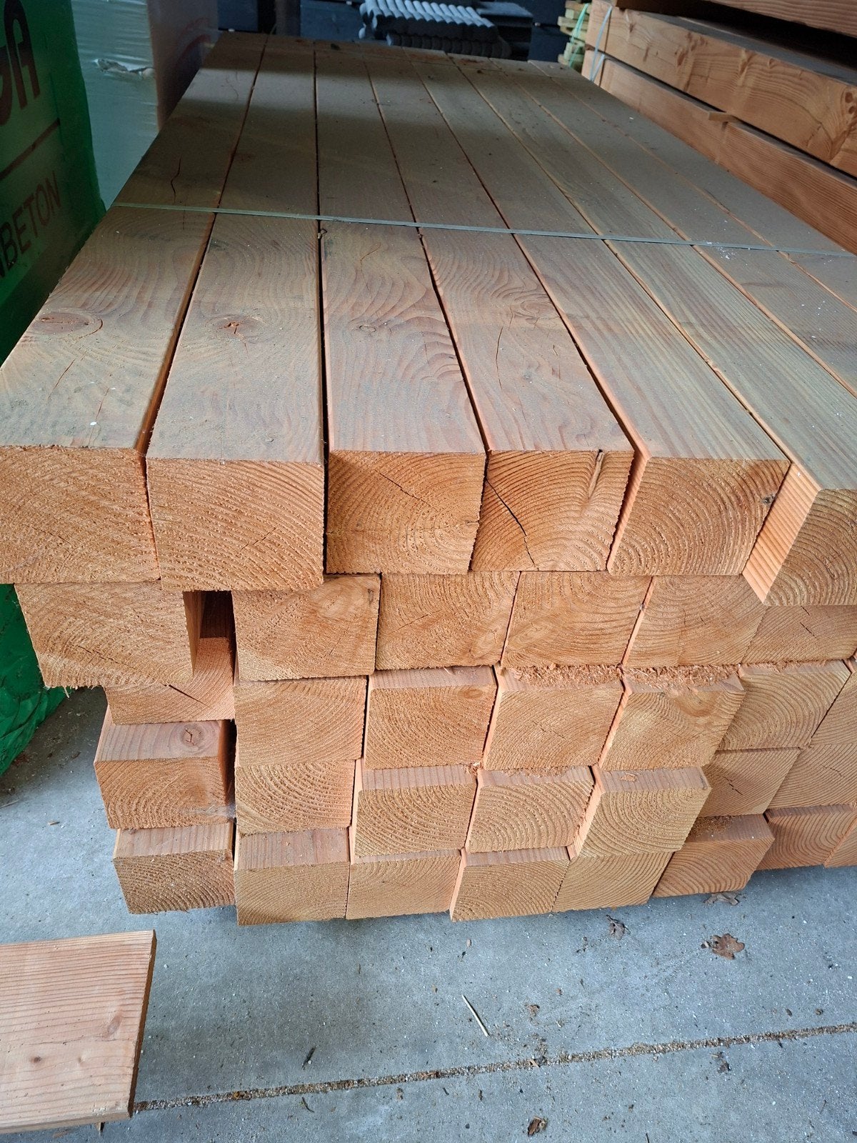 Partij verkoop 40 douglas geschaafde palen 14x14cm 250cm