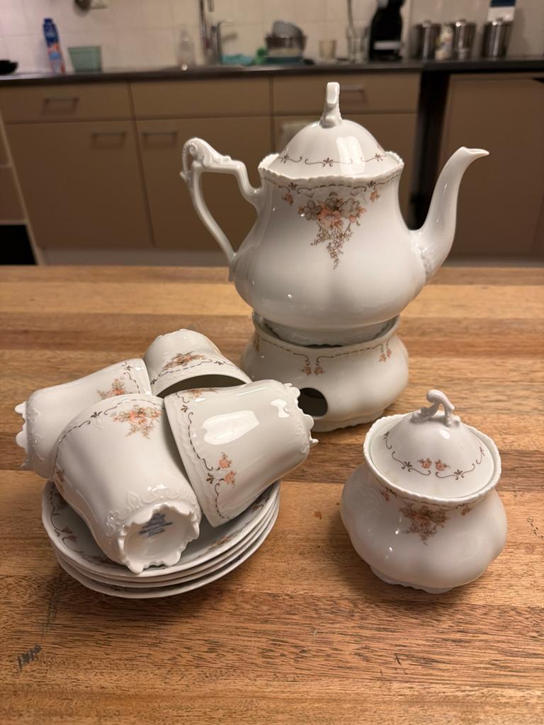 Antiek theeservies, Ophalen