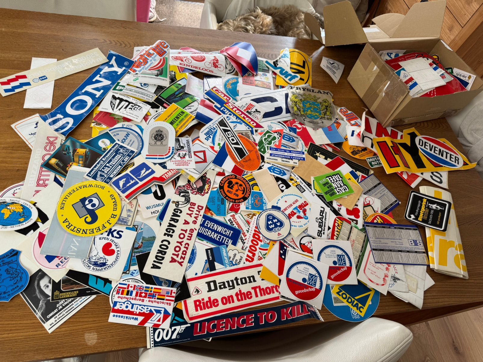 Schoendoos met honderden stickers jaren 70-90, Ophalen of Verzenden, Zo goed als nieuw, Sticker