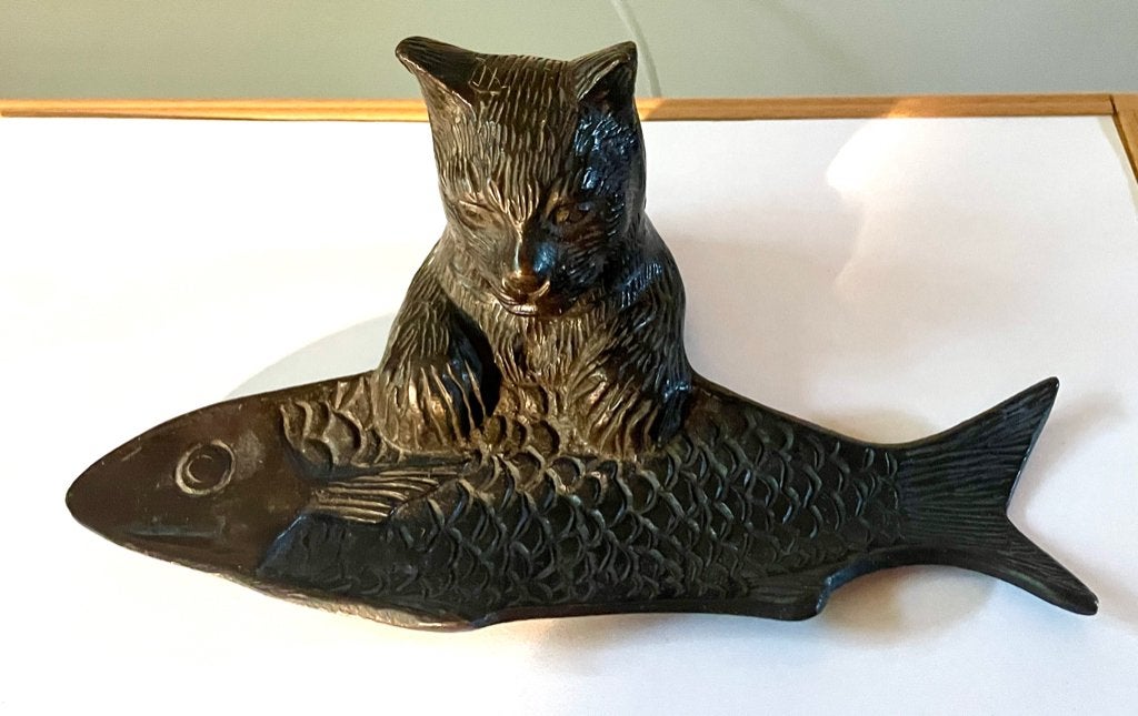Vintage bronzen pennenhouder met kat en vis., Verzenden, Brons