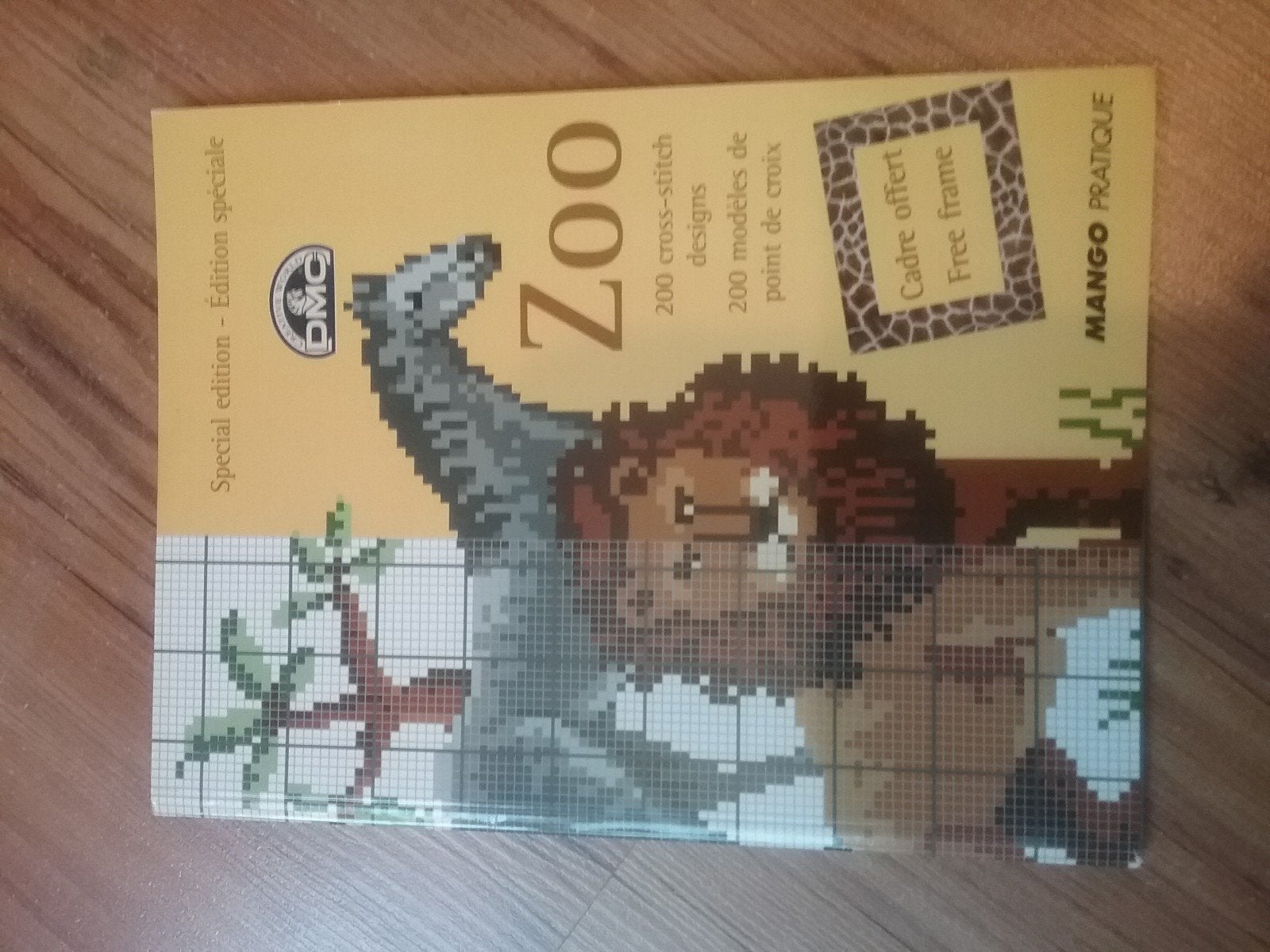 ZOO, een boekje van DMC, met borduurpatronen van dieren., Ophalen of Verzenden, Patroon