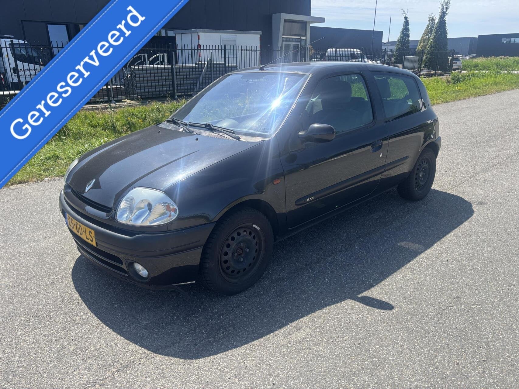 Renault Clio 1.6-16V RXE/AIRCO/ELEK.RAMEN/APK/NAP, Auto's, Renault, 970 kg, 535 kg, 4 cilinders, Zwart
