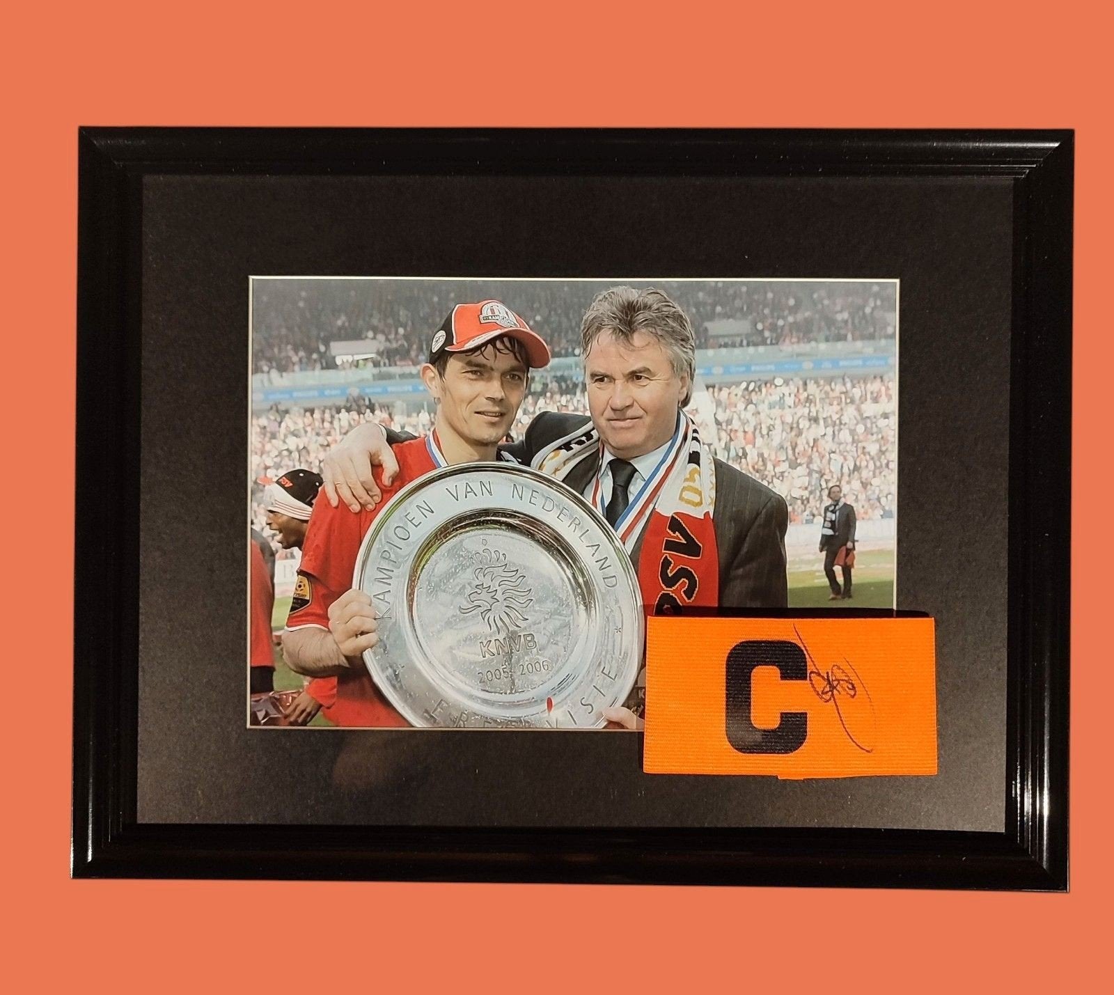 Ingelijste, Gesigneerde aanvoerdersband door Cocu met COA, Verzamelen, Sportartikelen en Voetbal, Ophalen of Verzenden, Nieuw
