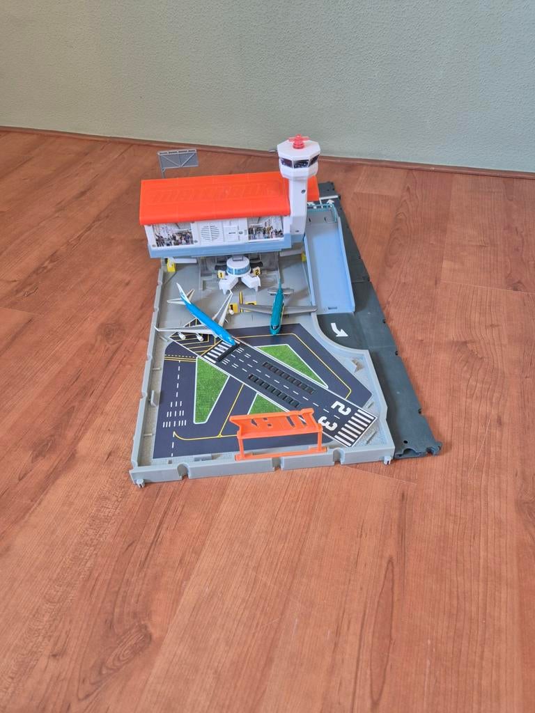Speelgoed vliegveld met 2 vliegtuigjes, Ophalen, Zo goed als nieuw, Jongen of Meisje