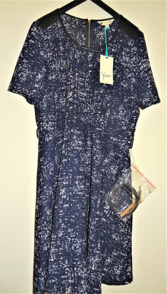 Nieuw: Yumi jurk navy blauw + crème wit PU leer mt 42 44, Kleding | Dames, Ophalen, Blauw, Maat 42/44 (L), Nieuw