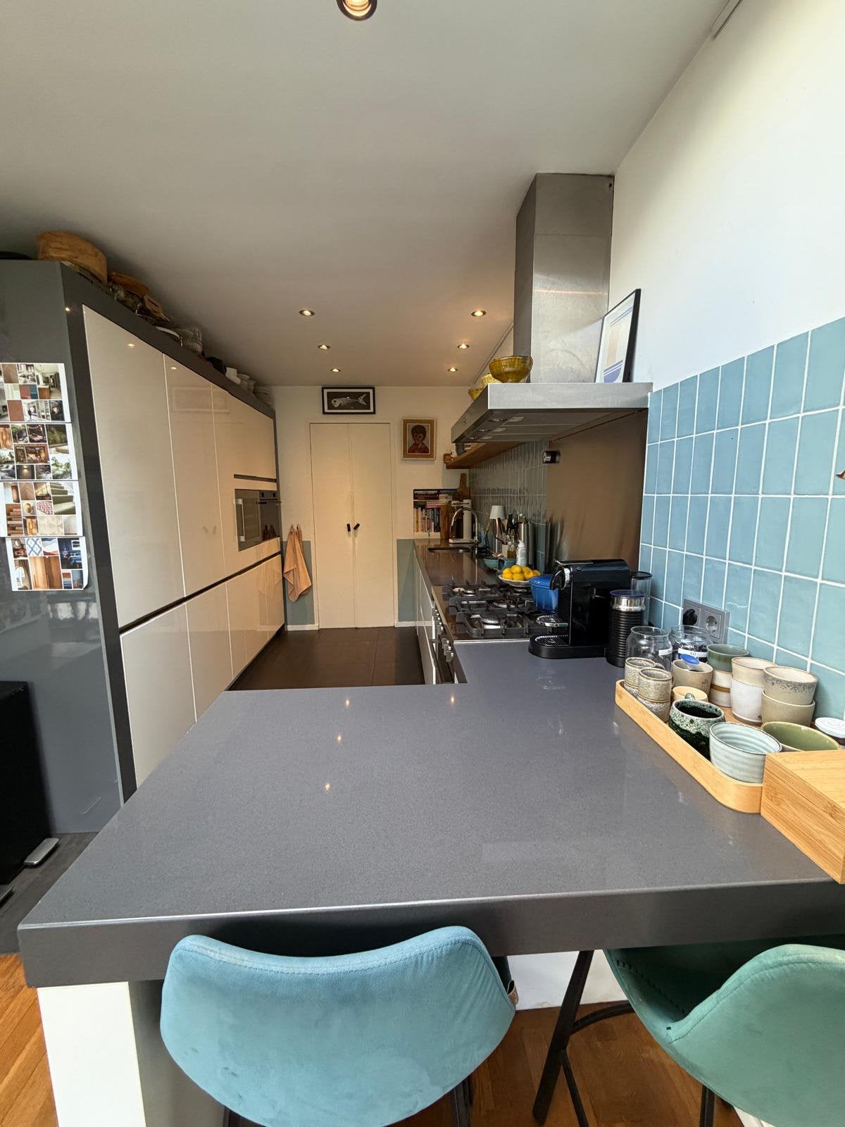Moderne dubbele wand keuken met diverse keukenapparatuur., Gebruikt, Wit, Dubbelwandige keuken, Ophalen of Verzenden