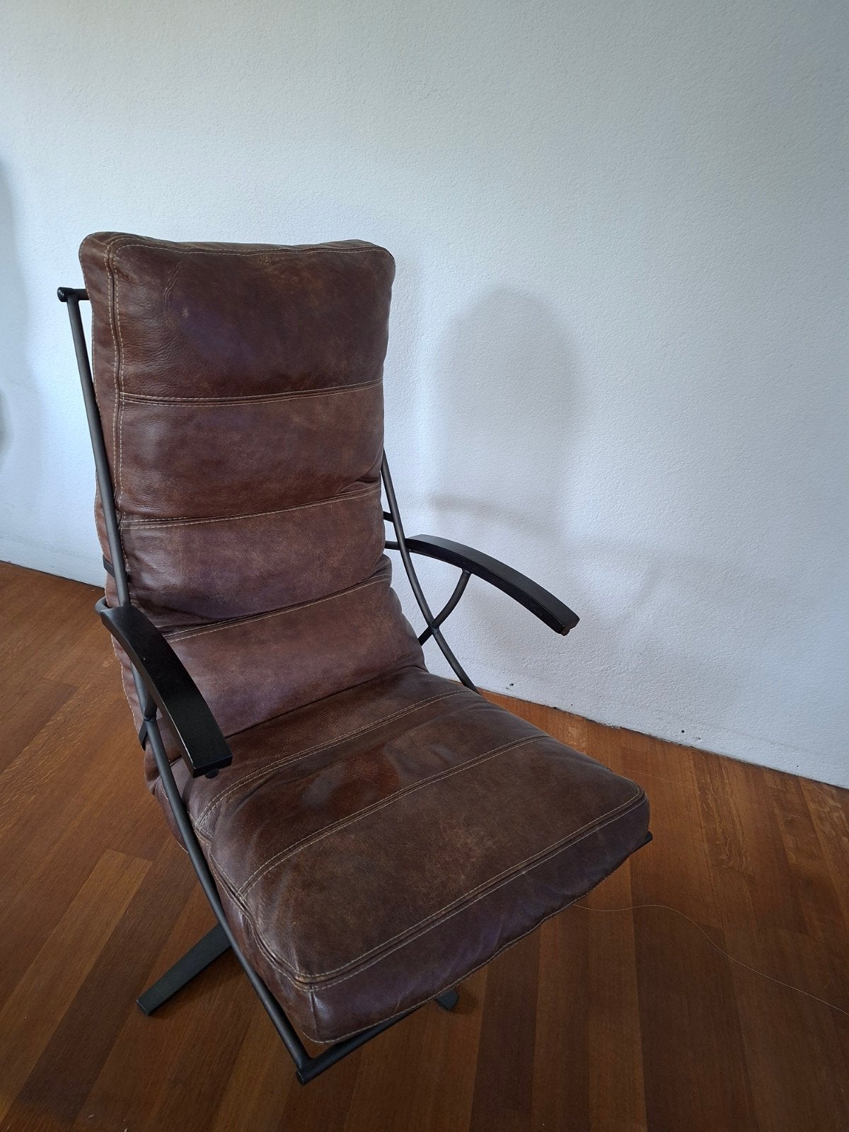 Leren fauteuil met metalen frame, Huis en Inrichting, Stoelen, Ophalen, Gebruikt, Bruin, Industrieel, Vintage