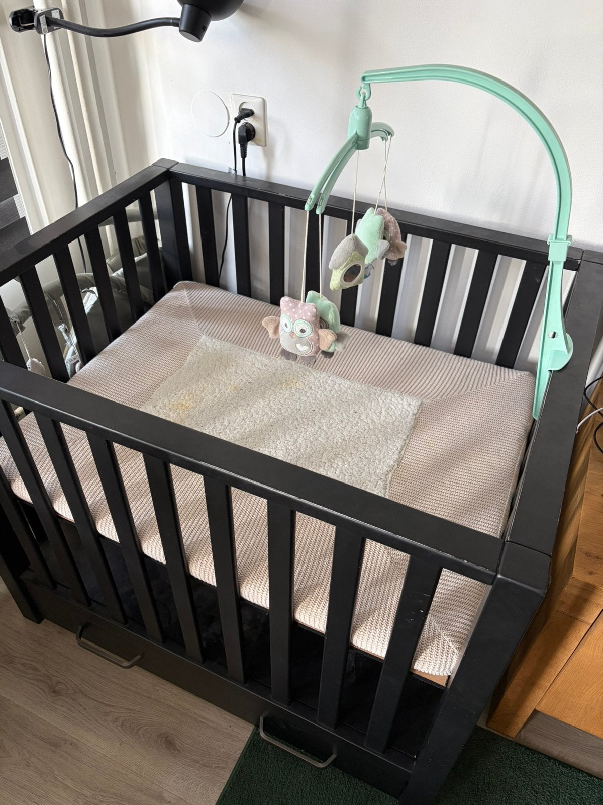 Zwart ledikant met lade en matras, Kinderen en Baby's, Babywiegjes en Ledikanten, Ophalen, Gebruikt, Ledikant