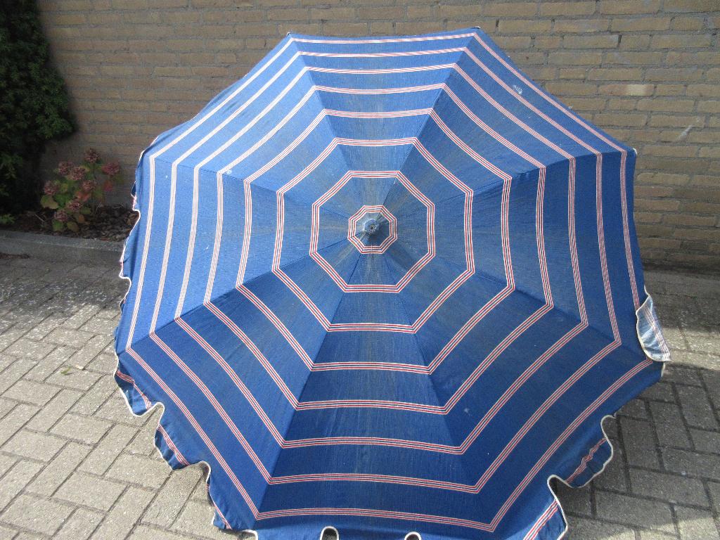 Vintage blauwe parasol met strepen, Tuin en Terras, Parasols, Ophalen of Verzenden, Gebruikt, 1 tot 2 meter, Overige typen
