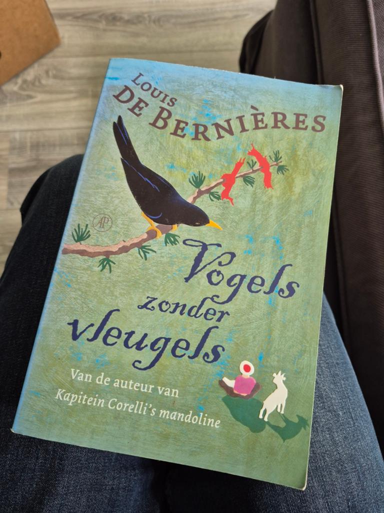 Vogels zonder vleugels - Louis de Bernières, Boeken, Ophalen of Verzenden, Gelezen, Louis de Bernières, Europa overig