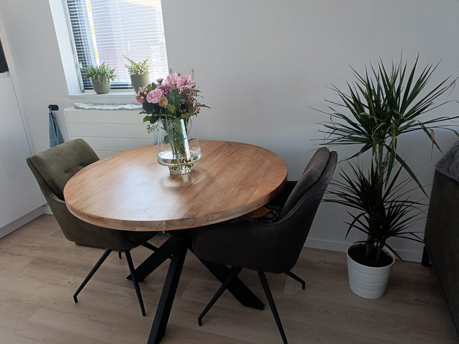Ronde eettafel 110cm met 2 grijze Fendam stoelen Profijt, Huis en Inrichting, Ophalen, Rond, Zo goed als nieuw, 100 tot 150 cm