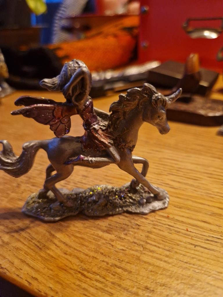 Tinnen/bronzen beeldje: gevleugelde vrouw op eenhoorn, Antiek en Kunst, Ophalen of Verzenden