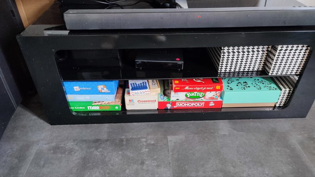 Gratis afhalen zwart glanzend tv meubel, Huis en Inrichting, Kasten | Computermeubels, Ophalen