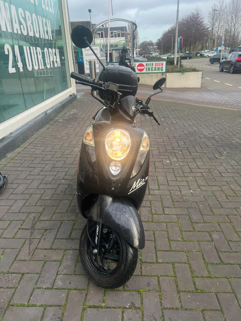 Sym mio 50 topkoffer + alarm, Fietsen en Brommers, Scooters | SYM, Mio, Maximaal 45 km/u, Ophalen of Verzenden, Zo goed als nieuw