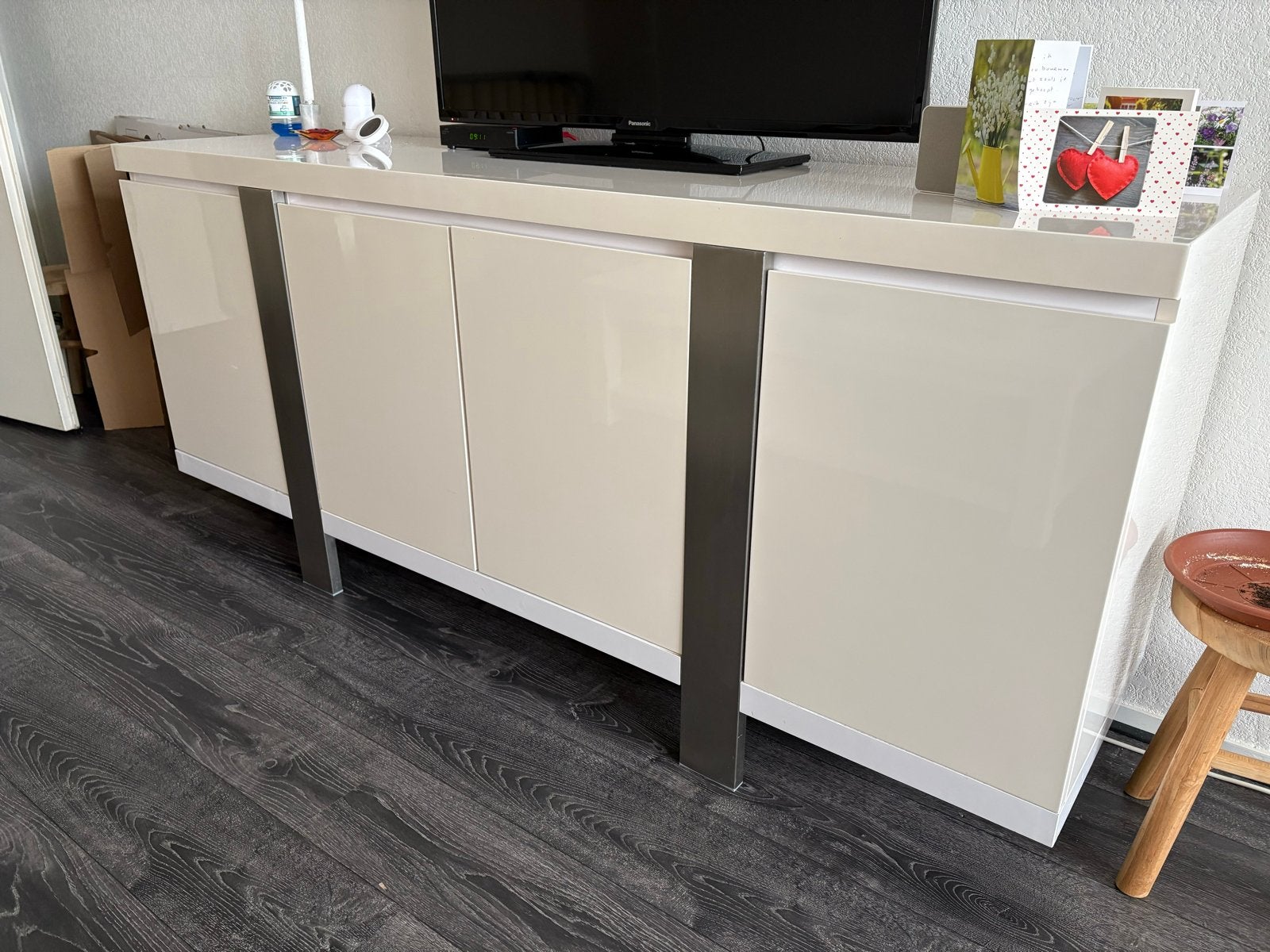 Moderne hoogglans dressoir met metalen accenten, Ophalen, Gebruikt, 150 tot 200 cm, Minder dan 100 cm