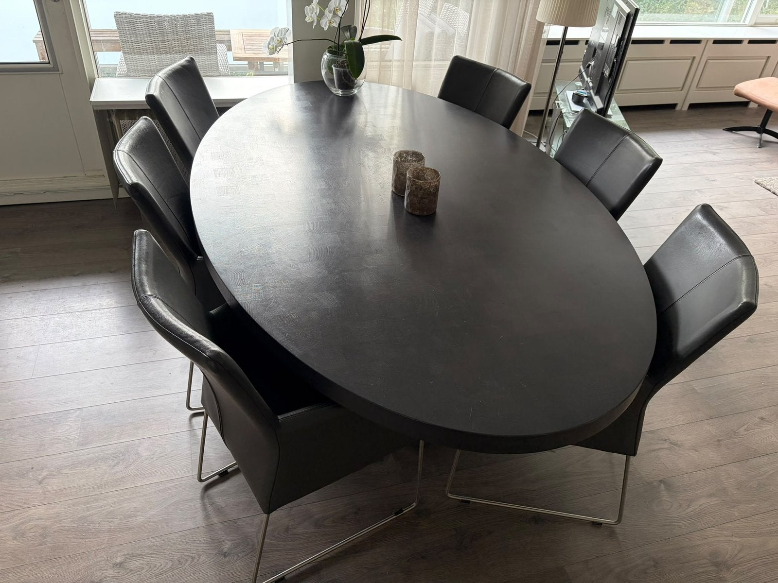 Complete eettafelset met 6 lederen stoelen, Ophalen, Zo goed als nieuw, Modern strak design, 6 tot 8 stoelen