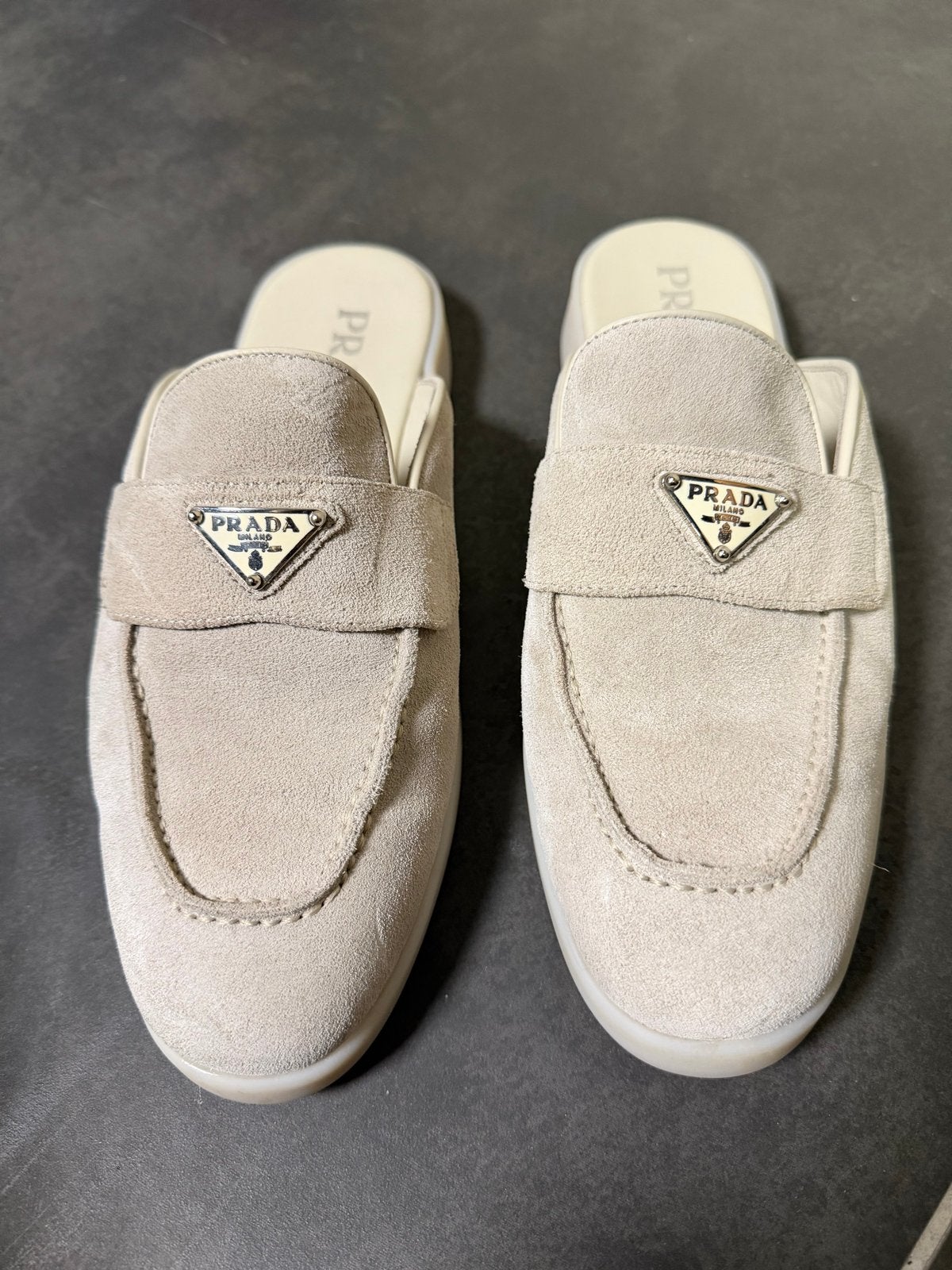 Prada suède muiltjes - dames Zo goed als nieuw, Ophalen of Verzenden, Zo goed als nieuw, Beige, Sandalen of Muiltjes