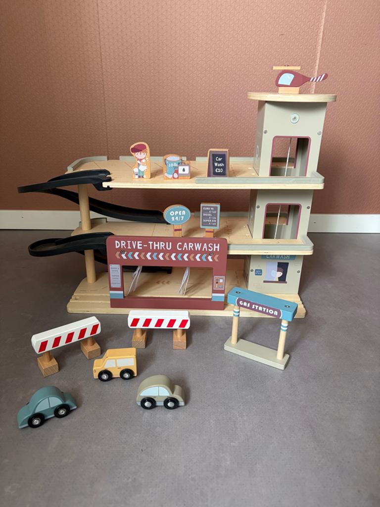 Little Dutch Houten Parkeergarage met Accessoires, Ophalen, Zo goed als nieuw