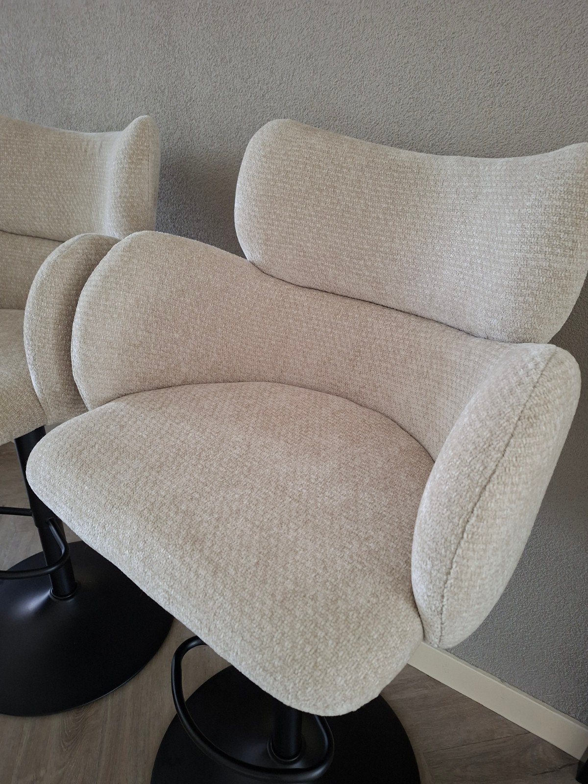 Leen Bakker Coco barkrukken beige (set van 2), Ophalen, In hoogte verstelbaar, 60 tot 90 cm, Zo goed als nieuw