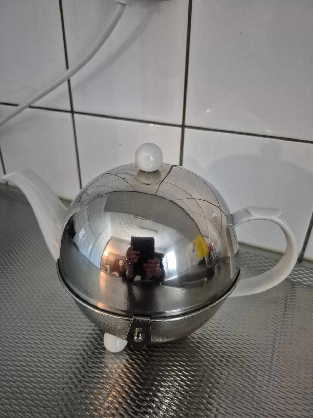 Witte theepot met metalen theemuts, Theepot/fluitketel, Gebruikt, Ophalen of Verzenden, Steen/keramiek