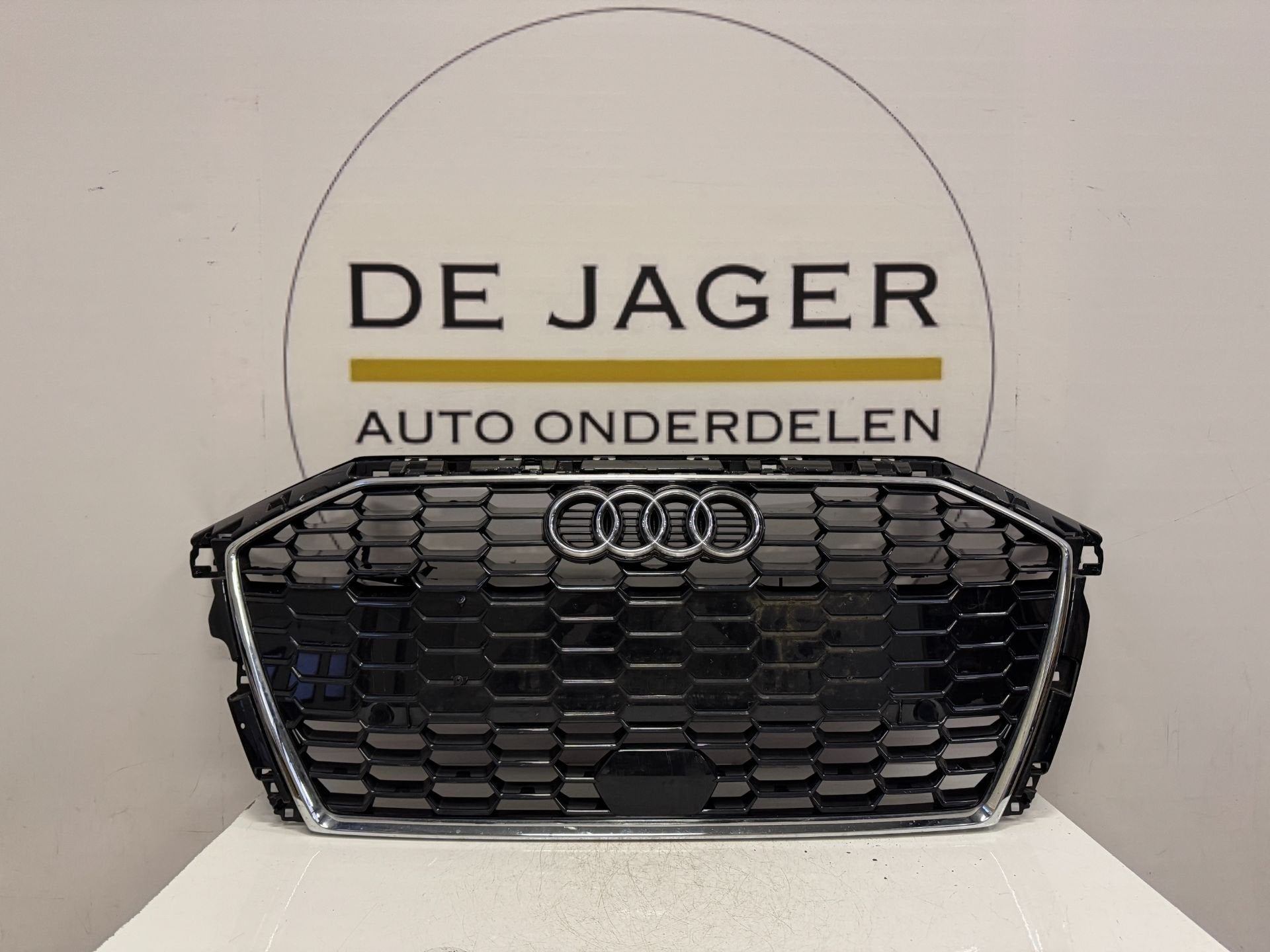 AUDI A3 8Y GRIL GRILLE ORIGINEEL 8Y0853651A 2019-, Auto-onderdelen, Gebruikt, Voor, AUDI AG, Auto-Union-Strasse 1
85045  Ingolstadt, DE