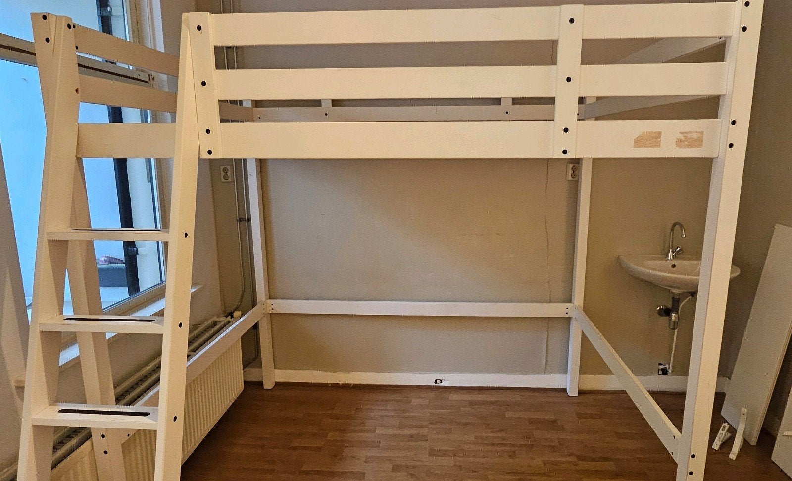 Witte IKEA hoogslaper 140x200 cm met gebruikssporen, Huis en Inrichting, Slaapkamer | Stapelbedden en Hoogslapers, Ophalen, Gebruikt