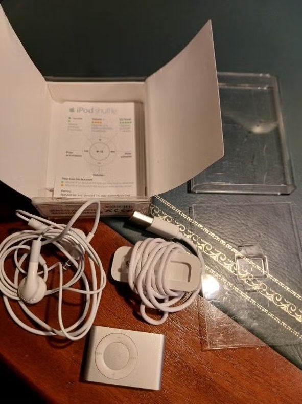 Apple iPod Shuffle 2e generatie met accessoires, Ophalen of Verzenden, Gebruikt, Shuffle, Minder dan 2 GB